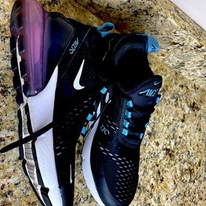 These are like new Nike Air 270 running shows in mint condition